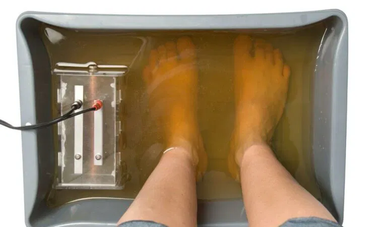 Person receiving an ionic foot detox bath
